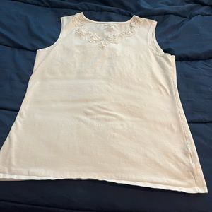 woman’s sleeveless tank top blouse